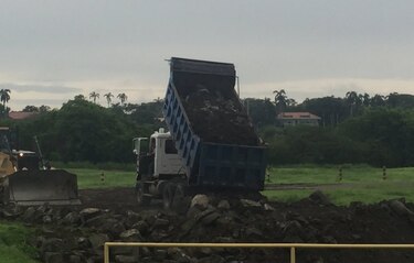 Continúan trabajos para reparar muro en esclusas de Miraflores