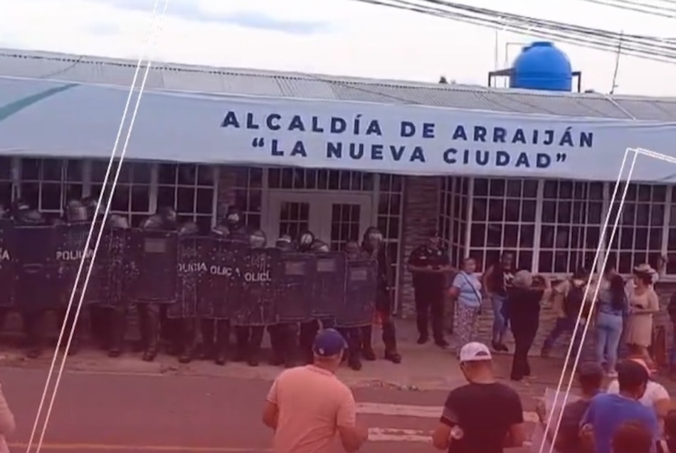 Concejo de Arraiján interrumpido por protesta de exfuncionarios; Policía Nacional interviene