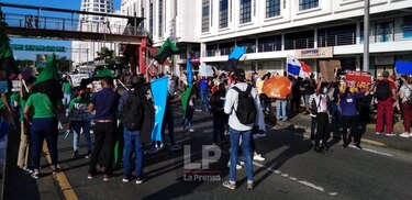 Protestas en el Mides y la Procuraduría exigiendo justicia por abusos contra menores en albergues