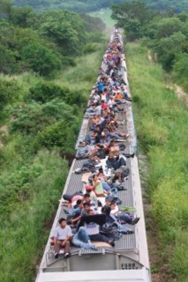Hallan en México a 49 indocumentados