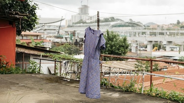 Un vestido y una flor