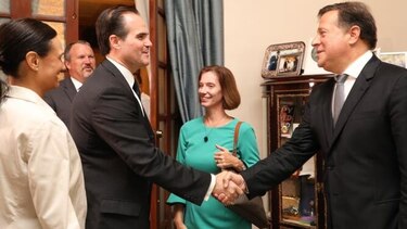 Consejero de Trump llega a Panamá para reunirse con el gobierno entrante y el saliente