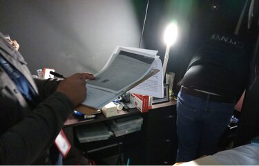 Aprehenden a un funcionario del Servicio de Migración durante operativo