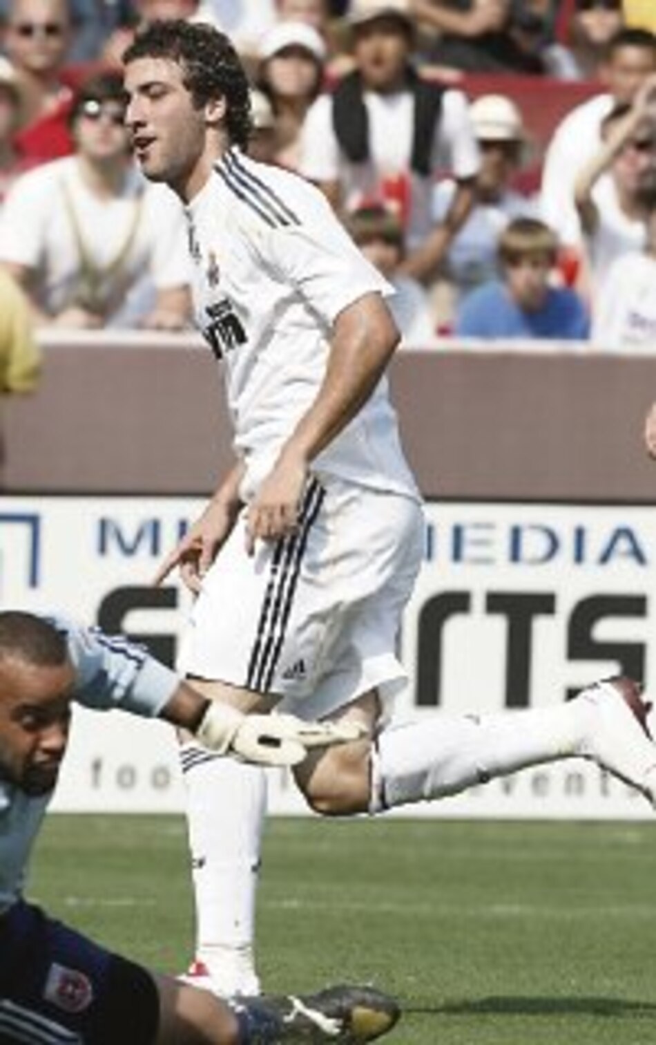 Higuaín marca dos veces para el Real Madrid