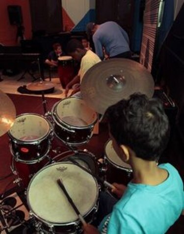 La música ayuda a mejorar problemas de conducta, según estudio psicológico