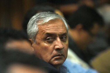 Trasladan a hospital a expresidente guatemalteco Otto Pérez, preso por corrupción