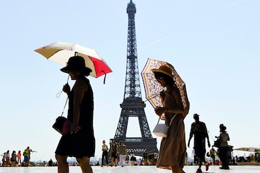 La Torre Eiffel reabre después de récord de nueve meses cerrada