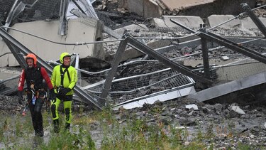 Al menos 22 muertos por derrumbe de un puente de autopista en Italia