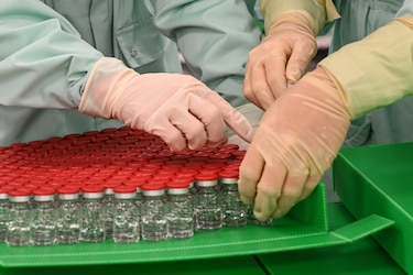 AstraZeneca niega que sujeto de ensayo de vacuna contra el coronavirus tenga dolencia nerviosa