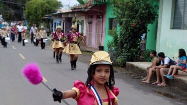 Desfile cívico conmemora los 447 años de fundación de La Villa