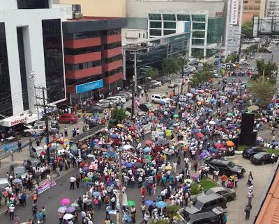 Calle 50 sigue cerrada por los docentes que exigen aumento salarial