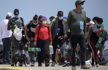 Tras quedar varados en Colombia, 700 migrantes retoman su travesía e ingresan al Tapón del Darién