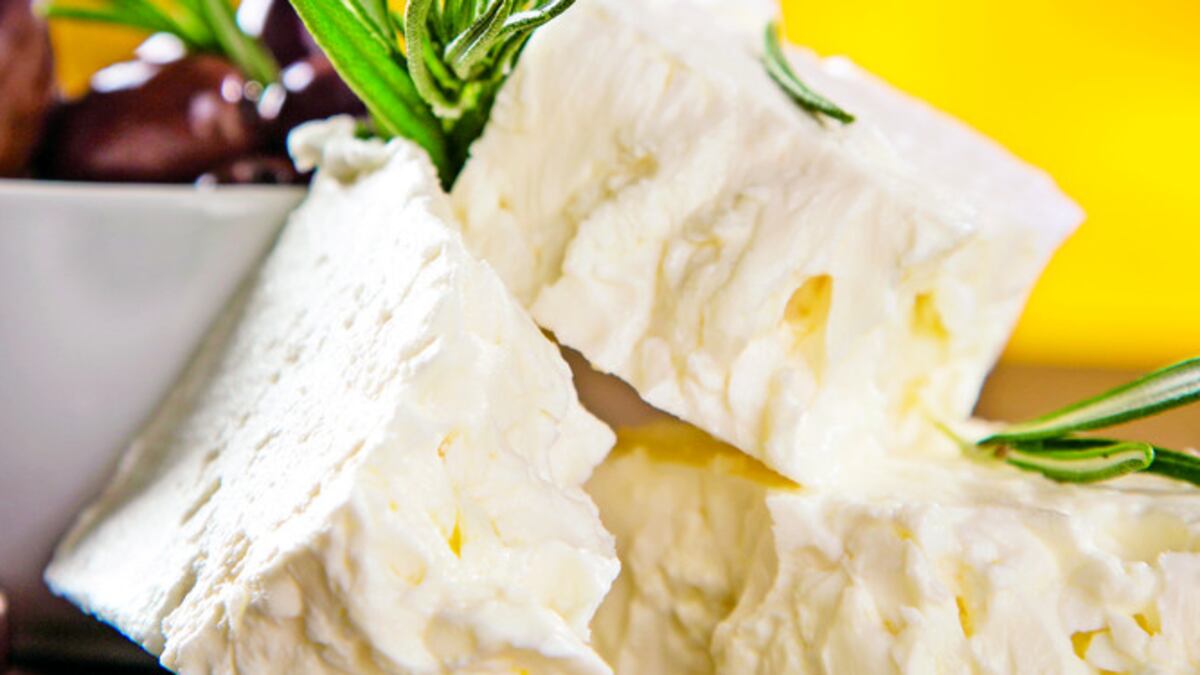 El queso feta se puede usar para preparar pizzas, empanadas y arroces, entre otros.
