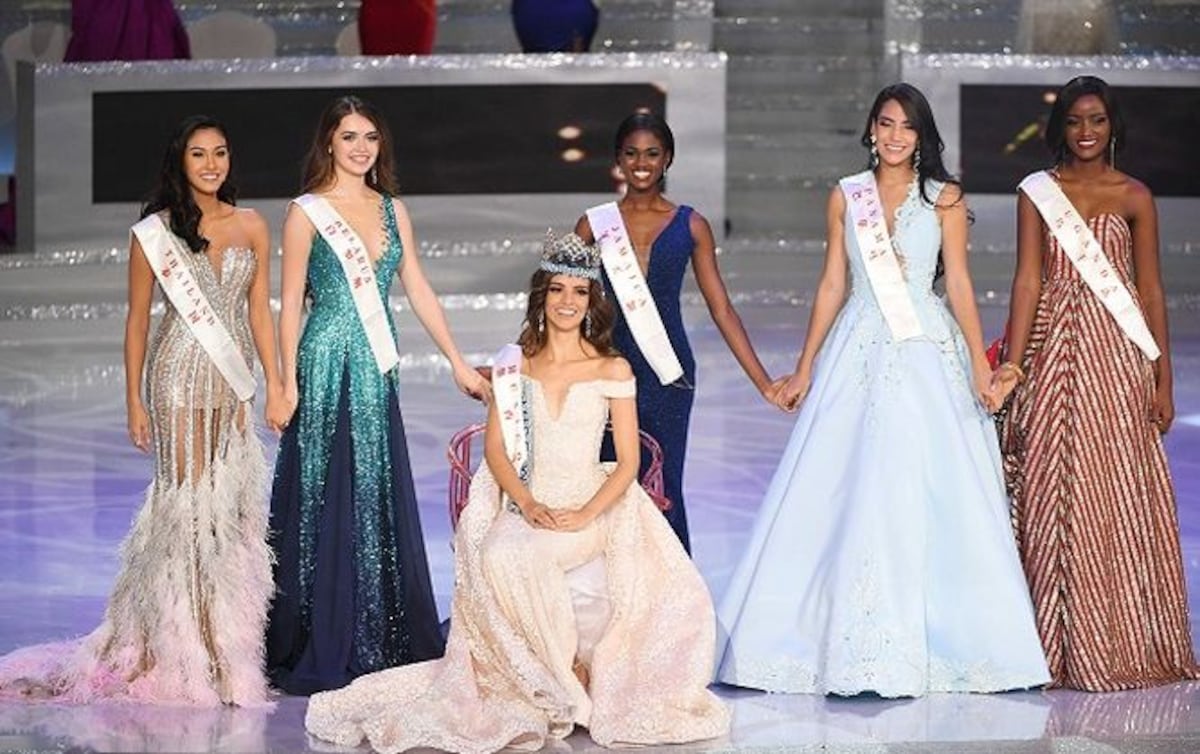 Barba (cuarta de izquierda a derecha) junto a la nueva Miss Mundo, Vanessa Ponce de León.