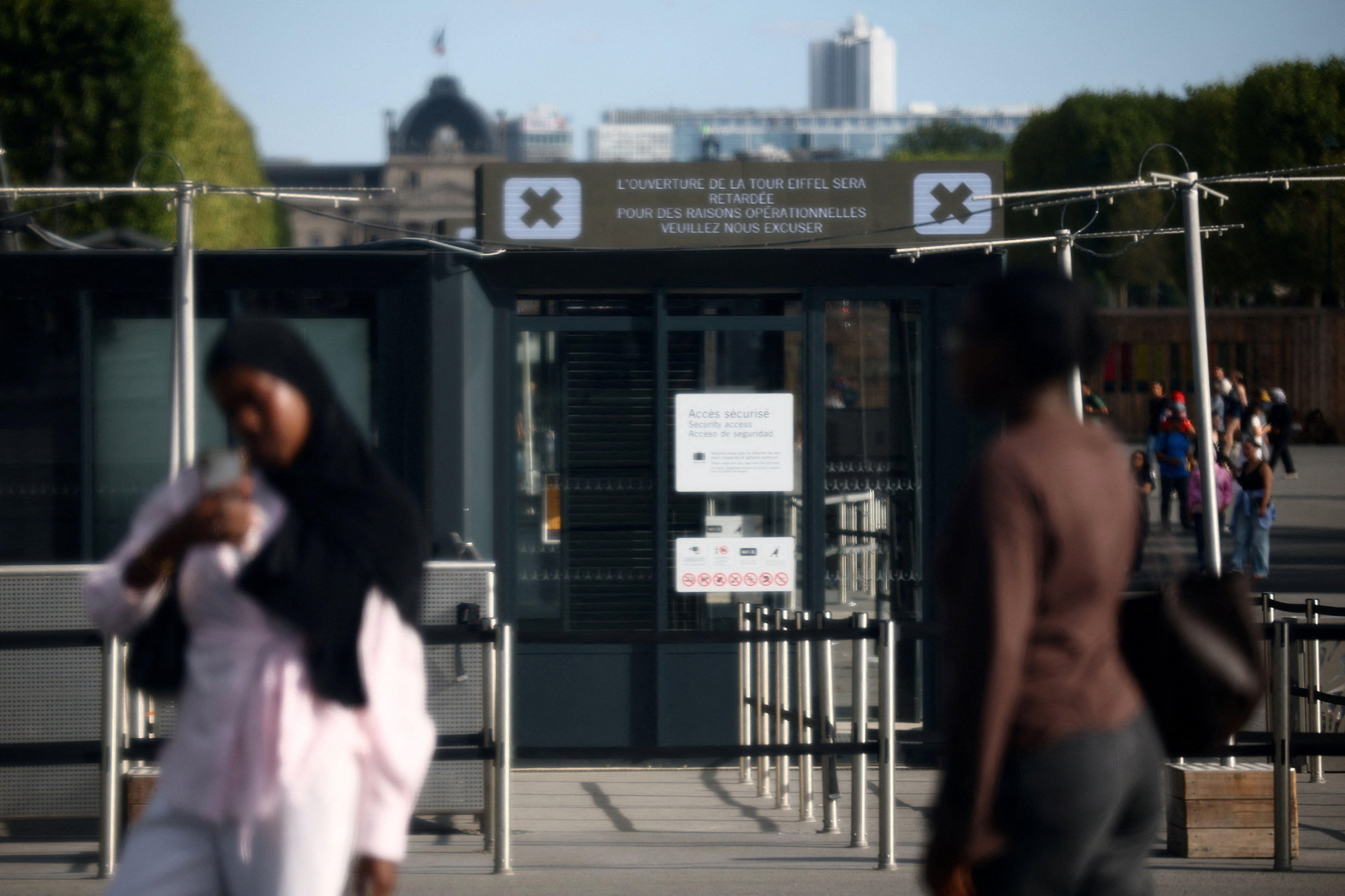 La Torre Eiffel estuvo cerrada el lunes debido a la huelga de sus empleados. / Reuters