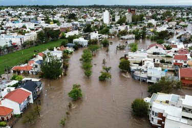 Aumenta la cifra de muertos por temporal en ciudad portuaria de Argentina