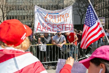 La concentración de apoyo a Trump se queda en un fiasco