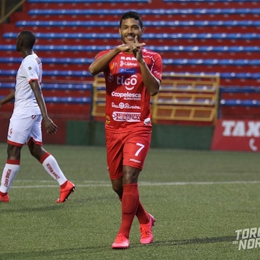 El panameño Jorman Aguilar sigue rompiendo las redes en Costa Rica