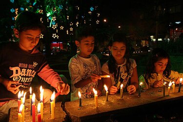 Juegos pirotécnicos, velas y faroles iluminan 'Noche de velitas' en Colombia