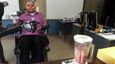 Un tetrapléjico usa sus pensamientos para mover un brazo robótico