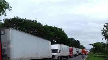 Camioneros panameños siguen atrapados en medio de protestas en Nicaragua