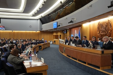 La OMI avanza en normas de seguridad para buques con baterías, energía eólica y nuclear