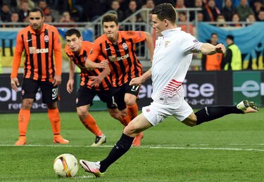 Sevilla empata en su visita al Shakhtar; Villarreal gana en casa al Liverpool