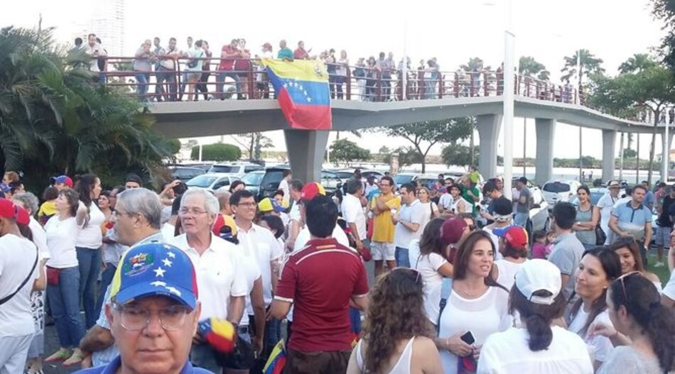 Venezolanos se reúnen en la cinta costera para exigir referendo contra Nicolás Maduro; también protestan en otras 65 ciudades del mundo