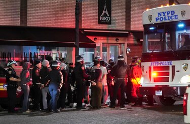 Policía desaloja el edificio ocupado en la Universidad de Columbia y detiene a estudiantes