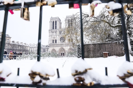 Media Europa colapsada por la nieve: cientos de vuelos cancelados y atascos kilométricos