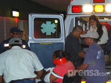 Choque entre bus y sedán deja tres muertos y 14 heridos