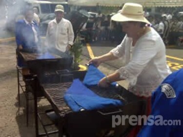 Con cremación de banderas marcan inicio de las fiestas patrias