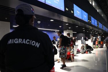 Unos 900 migrantes venezolanos regresan a su país en vuelos humanitarios desde Panamá