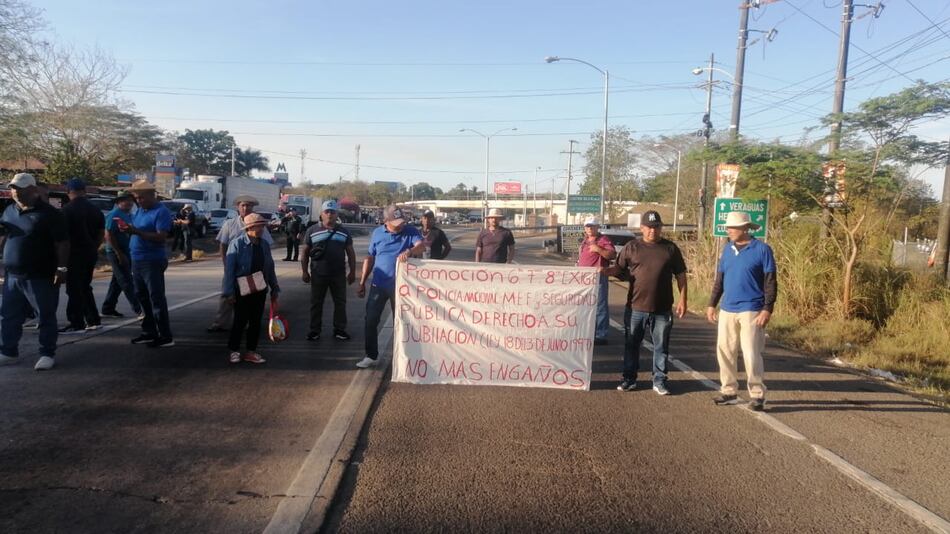 Reabren la vía Interamericana, en Divisa, jubilados de la Policía inician diálogo con las autoridades