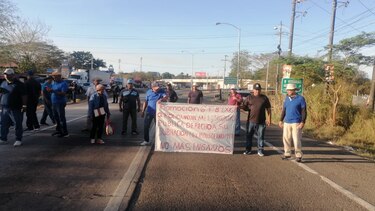 Reabren la vía Interamericana, en Divisa, jubilados de la Policía inician diálogo con las autoridades
