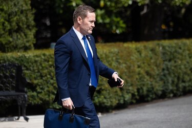 Trump despide a tres funcionarios de la Casa Blanca tras el caso ‘Signalgate’