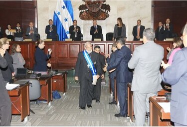 Condecoran a Rómulo Emiliani por su labor social en Honduras