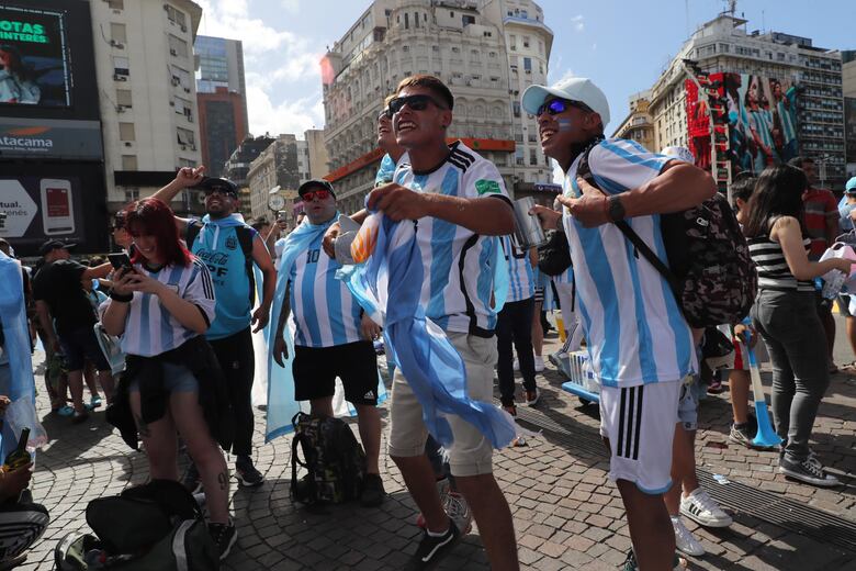 Los hinchas argentinos se vuelcan a celebrar a las calles