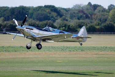 Dos británicos intentan primera vuelta al mundo en avión de la Segunda Guerra Mundial