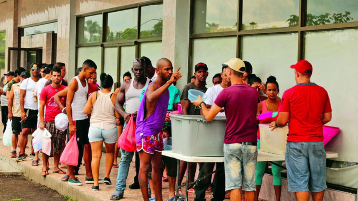 Residentes de la comunidad costarricense de La Cuesta ofrecieron alimentos a los africanos devueltos por el gobierno de su país. Los cubanos, por su parte, ofrecieron parte de su comida a s