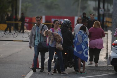 Decenas de personas salen del mayor complejo militar y urbano tras explosiones en Caracas