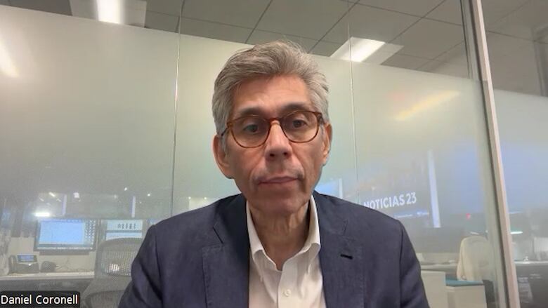 Daniel Coronell: ‘Petro ha degradado el valor del asilo político al proteger a un corrupto’