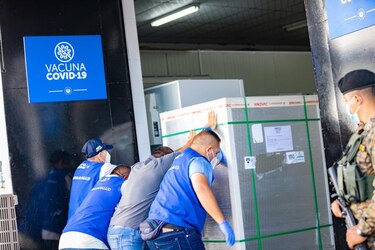 El Salvador recibe 1.5 millones de vacunas chinas anticovid