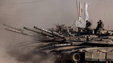 El ejército israelí dice seguir rodeando la ciudad de Gaza; advierte que volver es ‘peligroso’