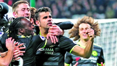 Chelsea continúa más líder en la Liga Premier