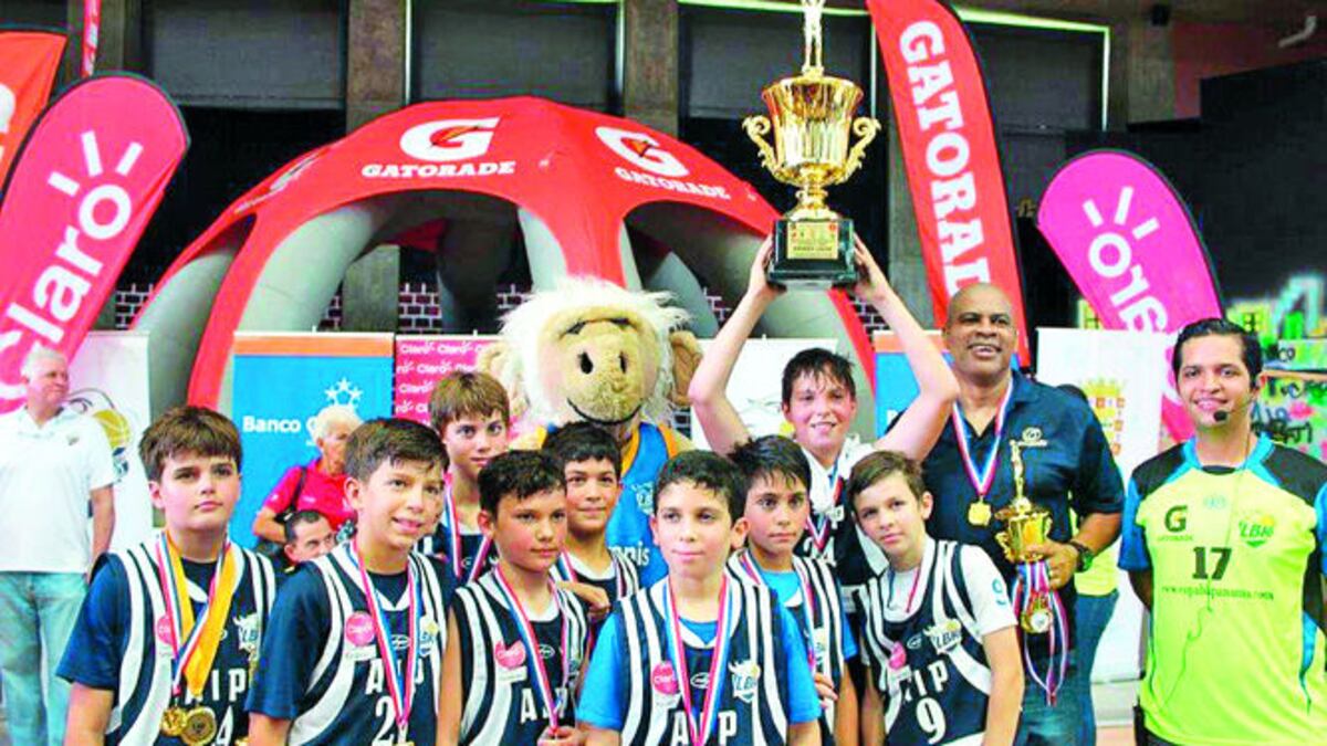 Parte del equipo campeón con el entrenador Grenald. CORTESÍA