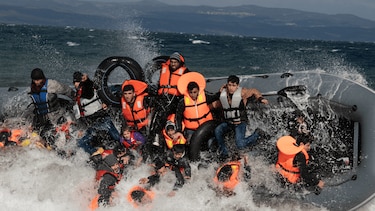 Inmigración: cómo en 10 años en Europa se pasó de la política de acogida de Merkel a hablarse de una ‘invasión’