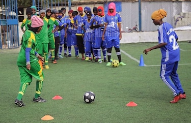 Mujeres que desafían la tradición y la religión en una cancha de fútbol
