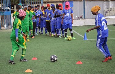 Mujeres que desafían la tradición y la religión en una cancha de fútbol
