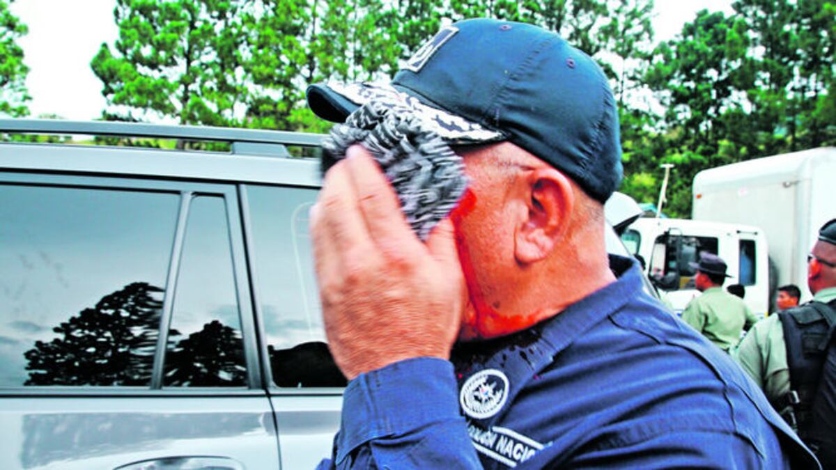 Al menos cuatro agentes de la Policía Nacional resultaron heridos.